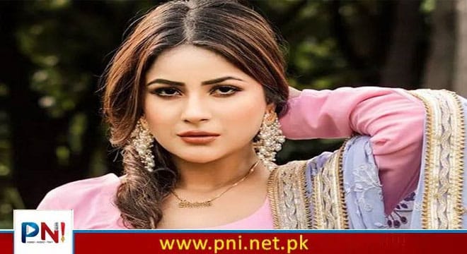 شہناز گل کو کالج کے دورے میں بوسہ دے دیا گیا